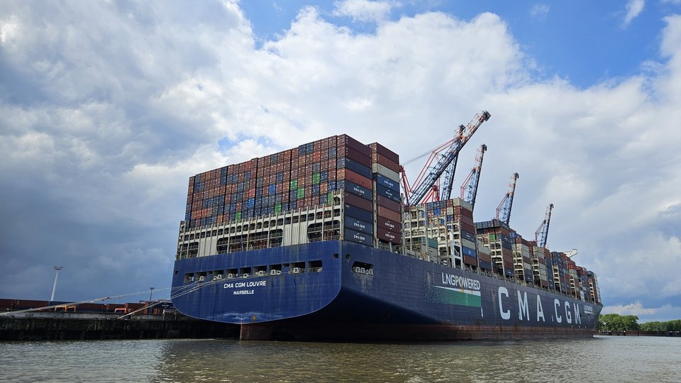 Viele Container auf einem Schiff