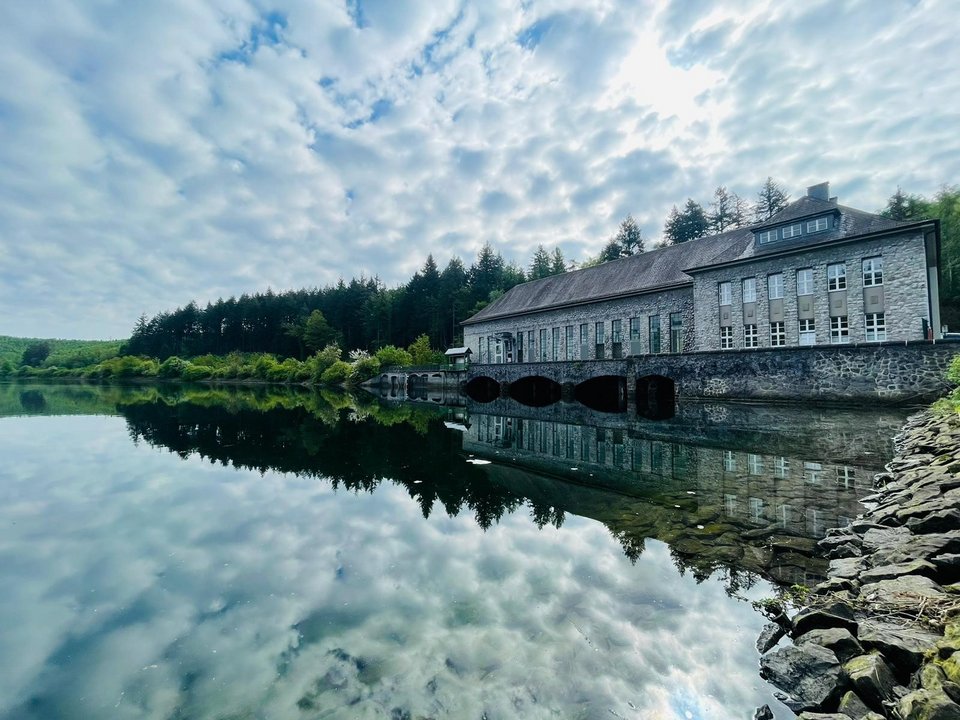 Ausgleichsweiher mit Wasserkraftwerk