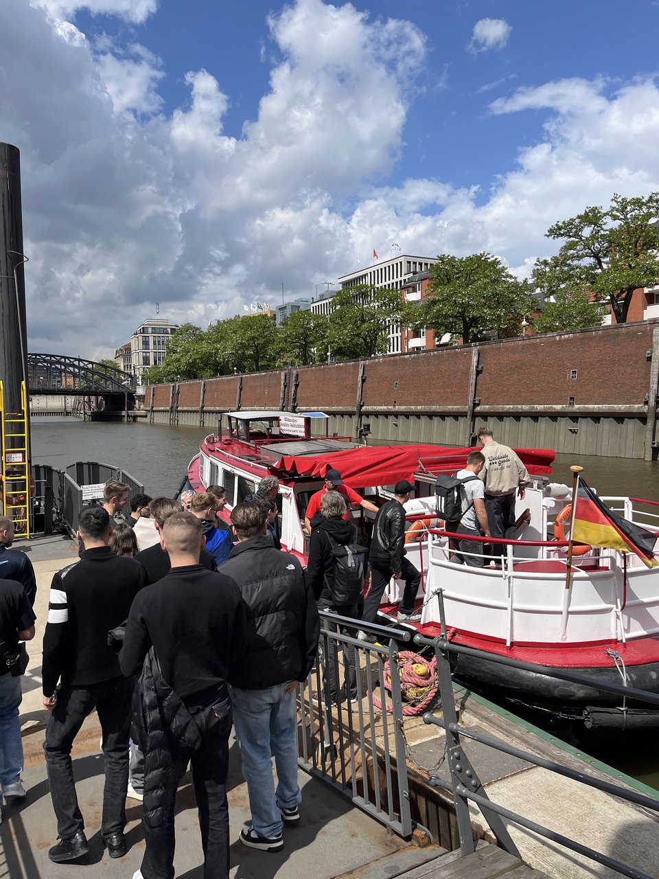 Einstieg zur Barkassenrundfahrt durch den Hamburger Hafen