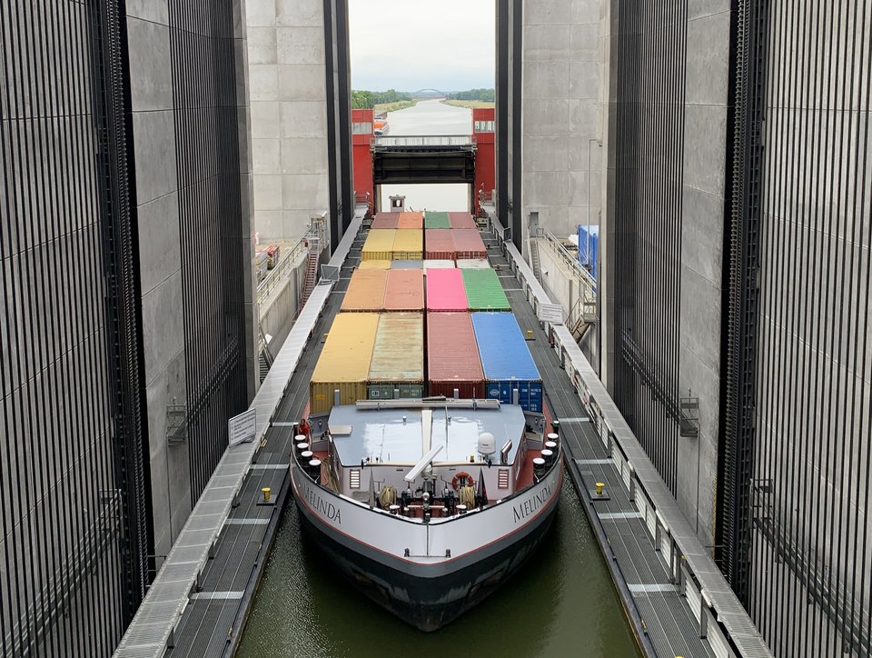 Containerschiff fährt im Westtrog ein