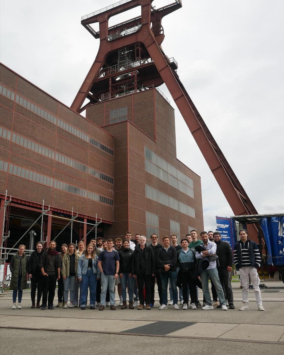 Gruppenbild vor dem UNESCO-Weltkulturerbe Zeche Zollverein