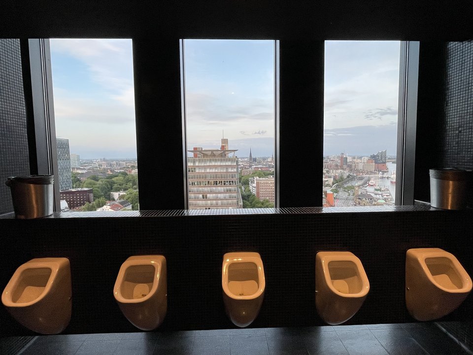 Selbst beim Toilettengang ein toller Ausblick aufs Wasser – Hamburg!