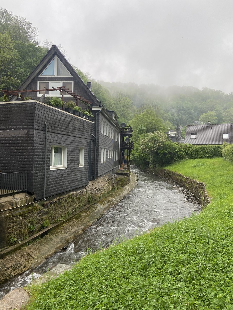 Haus direkt entlang des Eschbachs, beschädigt durch ein  Hochwasser 