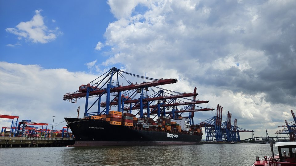 Schiff am Containerterminal