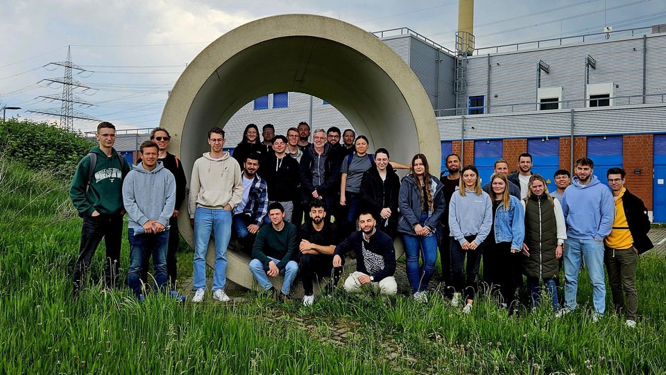 Gruppenphoto vor dem neuen Abwasserkanal der Emscher.