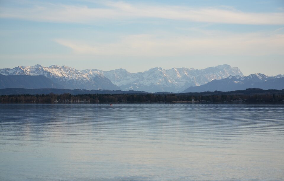 Starnberger See und schneebedeckete Alpen.
