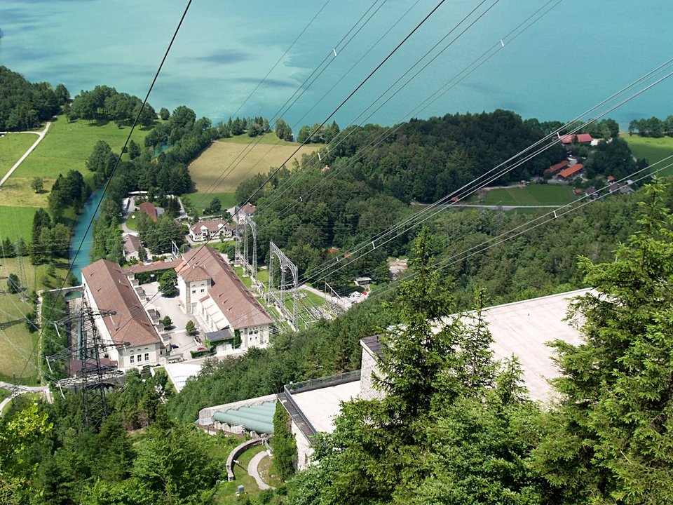 Walchenseekraftwerk mit Wasserschloss und Kochelsee.