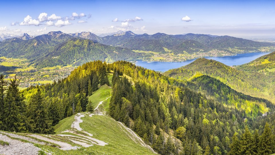 Blick aus den Voralpen auf den Tegernsee.