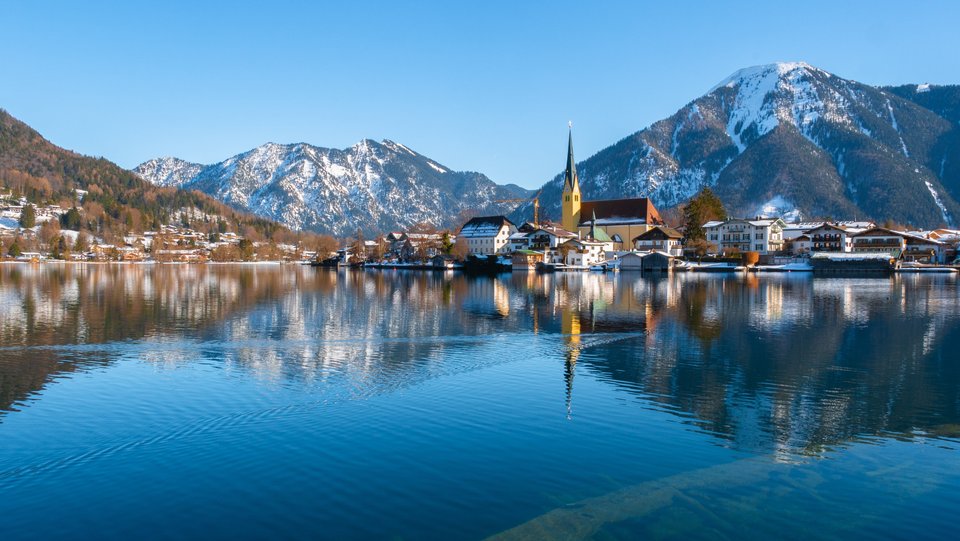 Tegernsee mit Alpenhintergrund.