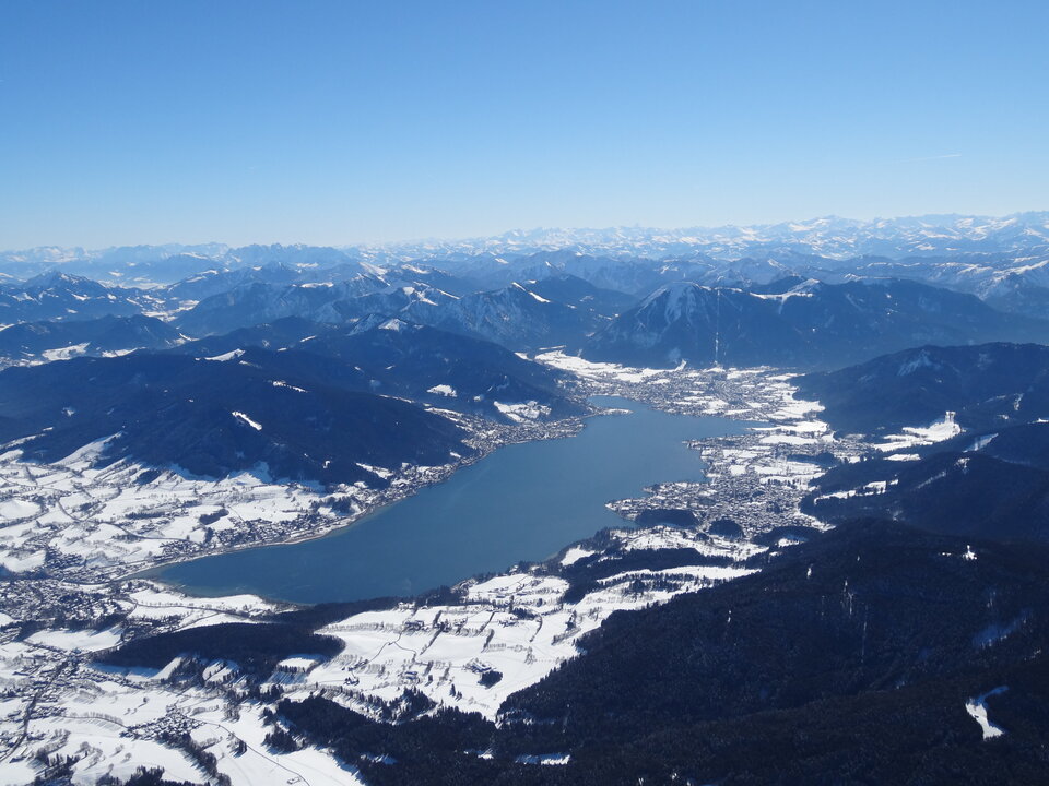 Luftbild des Tegernsees im Winter.