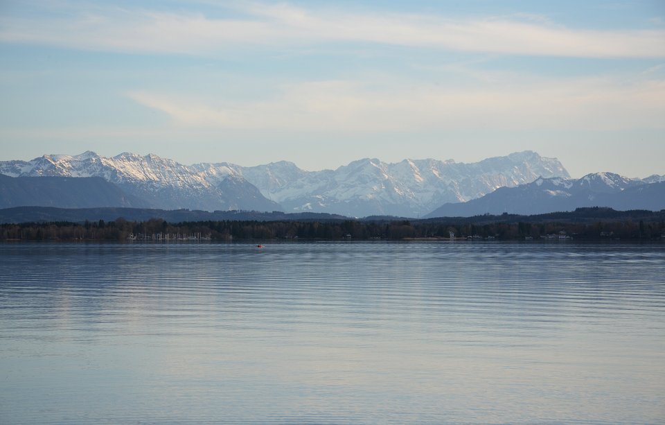 Starnberger See und schneebedeckete Alpen.